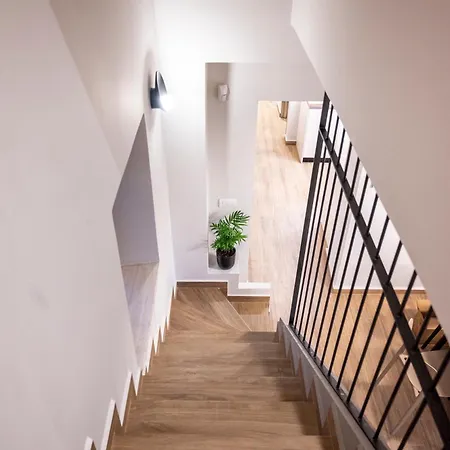 Villa Latour Inspired By Elegance